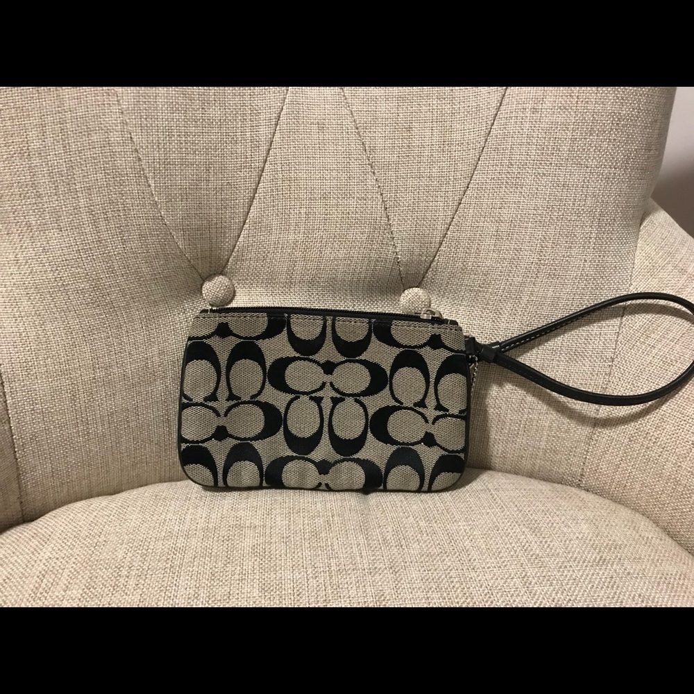 Coach logo wristlet 💕🐎💕